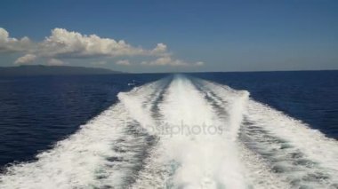 Feribot arkasındaki su üzerinde iz.