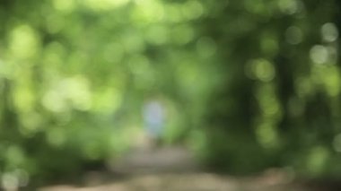 Bir alandaki yolda kız çalışır.