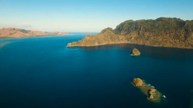 Hava manzaralı tropikal göl, deniz, sahil. Tropikal ada. Busuanga, Palawan, Filipinler.