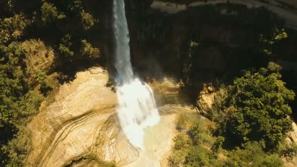 Vackra tropiska vattenfall. Filippinerna Bohol island. — Stockvideo