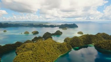 Havadan görünümü tropikal lagün, deniz, plaj. Tropik ada. Siargao, Türkiye.