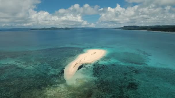 Vista aérea hermosa playa en la isla tropical. Isla de Siargao, Filipinas . — Vídeos de Stock