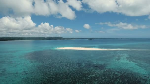 Вид с воздуха красивый пляж на тропическом острове. Сиаргао, Филиппины . — стоковое видео