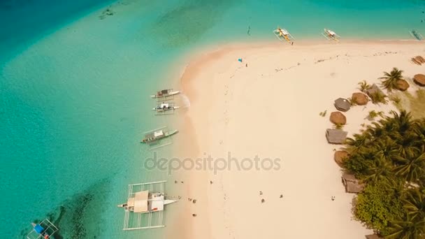 Luftaufnahme schöner Strand auf tropischer Insel. daco insel, philippinen, siargao. — Stockvideo