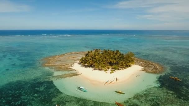 Luftaufnahme schöner Strand auf tropischer Insel. Guyam-Insel, Philippinen, Siargao. — Stockvideo