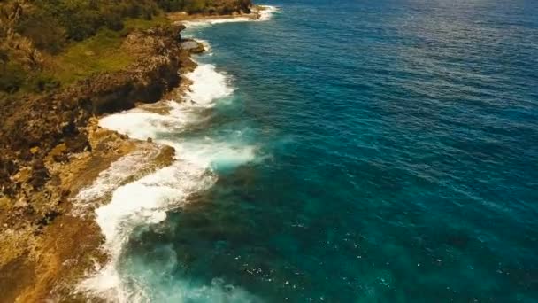 Luchtfoto van de kliffen en de Golf. Mindanao, Siargao. — Stockvideo