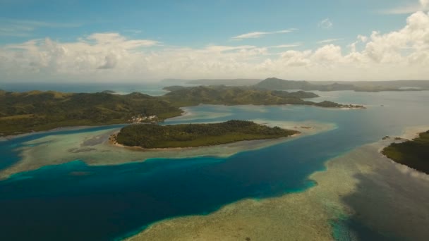 Flygfoto tropisk lagun, havet, stranden. Tropisk ö. Siargao, Filippinerna. — Stockvideo