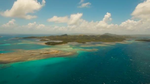 Widok z lotu ptaka tropikalną laguną, morze, plaża. Tropikalna wyspa. Siargao, Filipiny. — Wideo stockowe