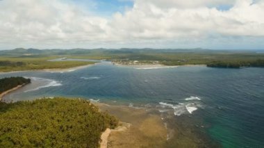 Tropik ada, plaj, kayalar ve dalgalar deniz manzarası. Siargao, Türkiye.