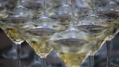 Şampanya kadehleri partide bir kulede duruyor.