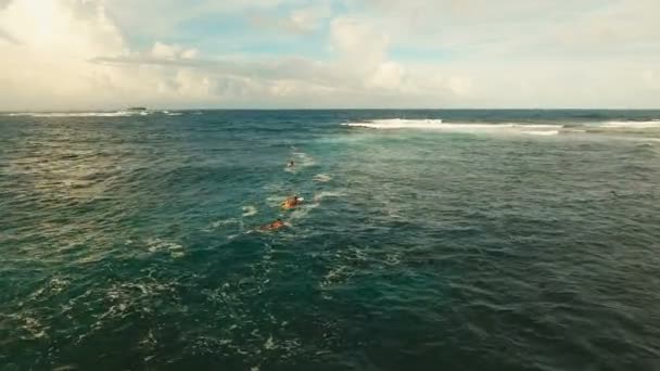 Surfistas de vista aérea en las ondas.Siargao, Filipinas. Nube 9 . — Vídeo de stock