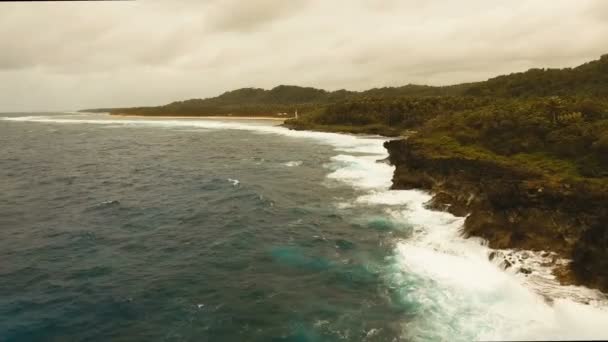 Havadan görünümü kayalıklarla ve dalga. Filipinler, Siargao. — Stok video