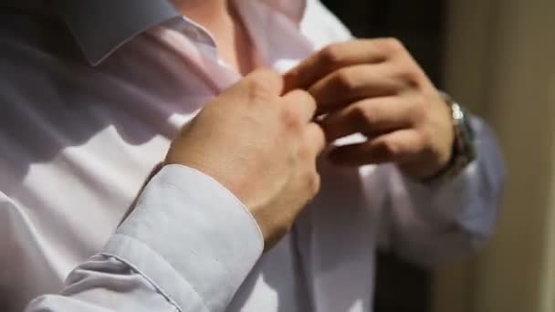 Adam düğmesini gömleğini yukarı — Stok video