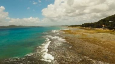 Kayalık plaj tropikal bir adada. Filipinler, Siargao.