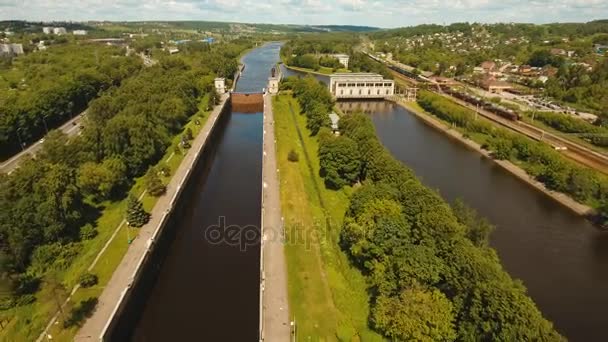 Puerta en el río. Puertas de Sluice . — Vídeos de Stock