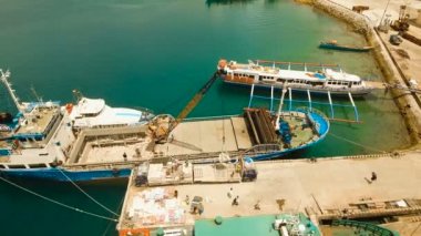Kargo ve yolcu Dapa şehir havadan görünümü limanında transit. Siargao Adası, Filipinler.
