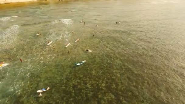 Surfer auf den Wellen. Siargao, Philippinen. Wolke 9. — Stockvideo