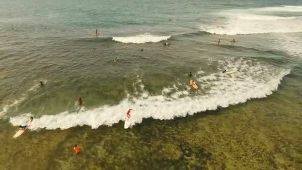 Surfistas de vista aérea en las ondas.Siargao, Filipinas. Nube 9 . — Vídeos de Stock