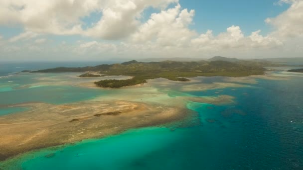 Letecký pohled na tropické laguny, moře, pláže. Tropický ostrov. Siargao, Filipíny. — Stock video