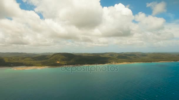 Meereslandschaft mit tropischer Insel, Strand, Felsen und Wellen. Siargao, Philippinen. — Stockvideo