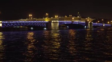 Geceleyin nehir üzerinde aydınlık bir köprü
