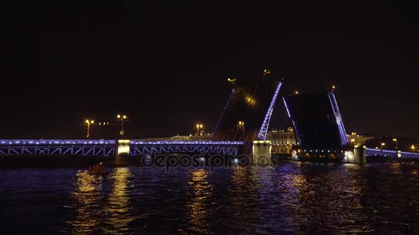 Puente con iluminación sobre el río por la noche — Vídeos de Stock