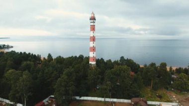 Kıyısındaki eski deniz feneri.