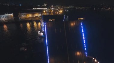 Geceleyin nehir üzerinde aydınlık bir köprü