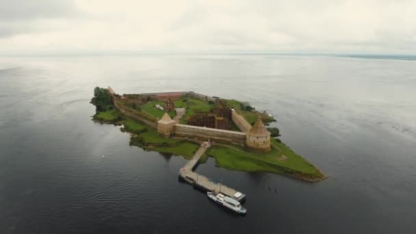Древняя крепость на острове — стоковое видео