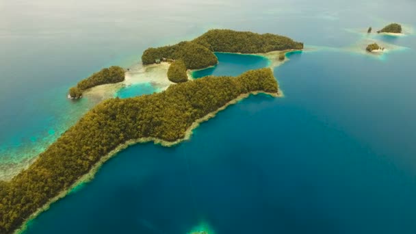 空中からの眺め熱帯ラグーン、海、ビーチバカス・グランデ島、ソートン・コーブ。フィリピン. — ストック動画