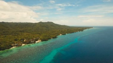 Tropik ada, plaj, resort otel ile deniz manzarası. Bohol, Anda alan, Filipinler.