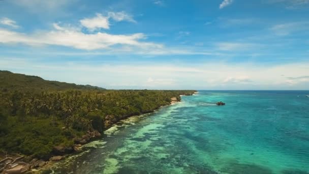 Meereslandschaft mit tropischer Insel, Strand, Resort, Hotels. Bohol, Anden, Philippinen. — Stockvideo