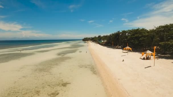 Hava güzel bir plaj tropikal bir adada görüntüleyin. Filipinler, Anda alan. — Stok video
