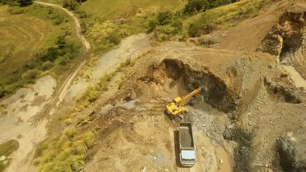 Escavadeira carrega caminhão na pedreira. Filipinas, Bohol . — Vídeo de Stock