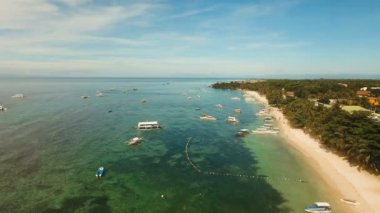 Tropikal Bohol adasındaki güzel Alona plajı. Filipinler.