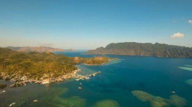 Hava manzaralı tropikal göl, deniz, sahil. Tropikal ada. Busuanga, Palawan, Filipinler.