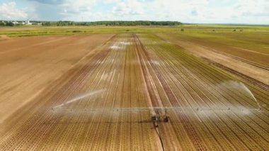Tarım arazisindeki sulama sistemi.