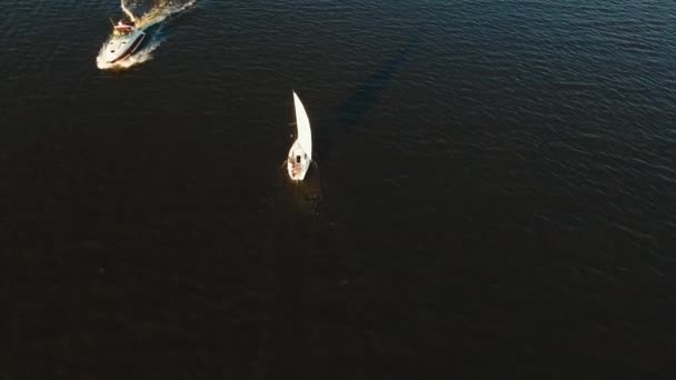 Segelbåt på sjön. — Stockvideo