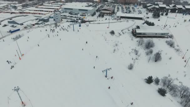 Ośrodek narciarski w sezonie zimowym. Widok z lotu ptaka. — Wideo stockowe