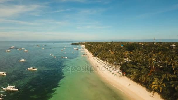 Luftaufnahme schöner Strand von Alona auf einer tropischen Insel Bohol. Philippinen. — Stockvideo