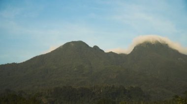 Dağlar ve gökyüzü manzara. Camiguin Adası.
