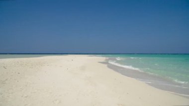 güzel bir plaj tropikal adada.