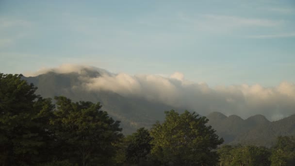 Paisagem de montanhas e céu.Ilha de Camiguin . — Vídeo de Stock