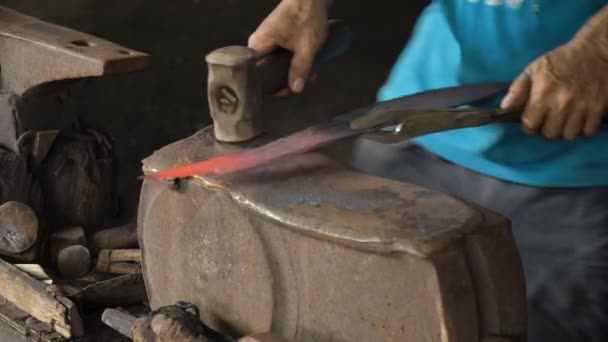 Ferreiro trabalhando metal com martelo . — Vídeo de Stock