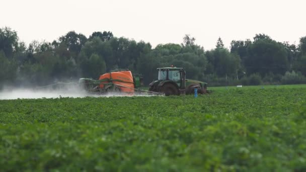 El tractor está rociando el campo de fertilizantes. — Vídeos de Stock