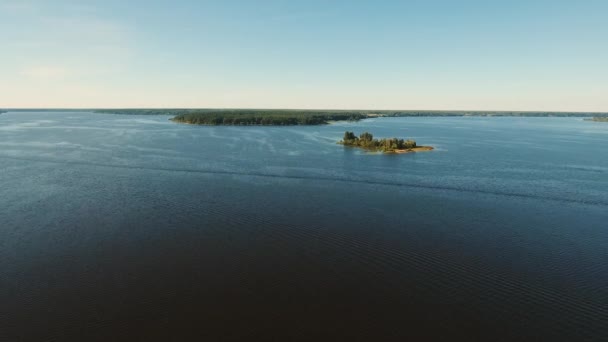 Вид с воздуха. Пейзаж поля, озеро . — стоковое видео