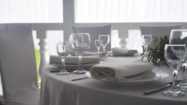 Servindo uma mesa festiva . — Vídeo de Stock