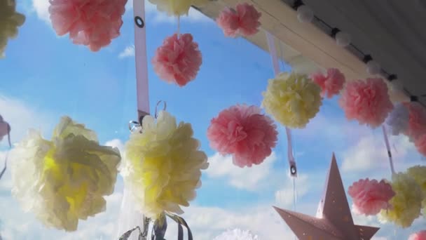 Decoración de la boda en la sala de banquetes . — Vídeo de stock