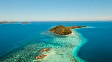 Hava manzaralı tropikal göl, deniz, sahil. Tropikal ada. Busuanga, Palawan, Filipinler.