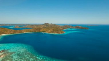 Havadan görünümü tropikal lagün, deniz, plaj. Tropik ada. Coron Palawan, Filipinler.